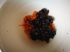 制作酱料，切碎的河虾和老干妈酱放入碗中
