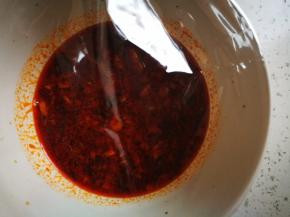 碗中加入适量水 ，蚝油，盐，生抽，老抽，一点淀粉调匀，盖上保鲜膜，放入微波炉大火叮1分钟