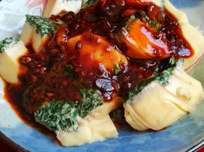 做好的酱淋在鸡蛋豆腐上，可以享用了，趁热吃 好好吃，嫩滑美味