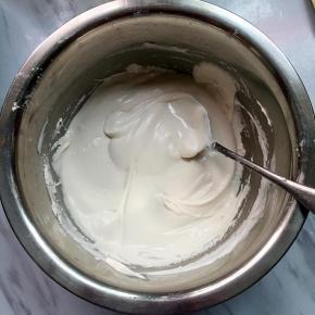 2.干净的盘里倒入糯米粉、加水用勺子搅拌混合成面糊