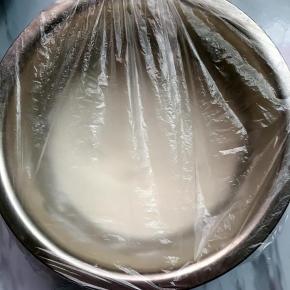 表面盖保鲜膜，放入微波炉中高火2-3分钟左右，取出翻一下，再放入微波炉叮2分钟至面糊熟透