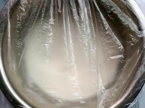 表面盖保鲜膜，放入微波炉中高火2-3分钟左右，取出翻一下，再放入微波炉叮2分钟至面糊熟透