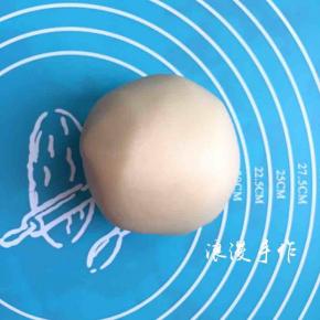 因为着急，准备的现成的桃山皮，等有空把桃山皮的制作过程再发上来。牛奶桃山皮取出揉好盖保鲜膜备用。