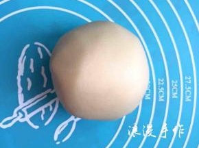 因为着急，准备的现成的桃山皮，等有空把桃山皮的制作过程再发上来。牛奶桃山皮取出揉好盖保鲜膜备用。