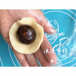 把皮用手掌根部压扁，均匀的压成面片，包入馅料，备用。