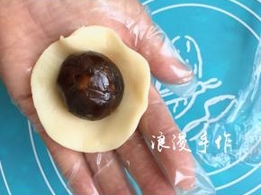 把皮用手掌根部压扁，均匀的压成面片，包入馅料，备用。