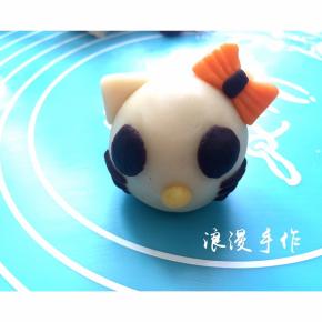 沾少许水站在包好馅料的圆和果子相应的部位，一个可爱的kt猫就出来了。