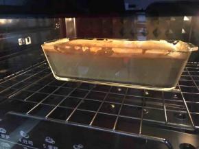 放入烤箱中下层，上下火180度烤40-50分钟左右，烤至表面自然开裂，四周焦黄色。玻璃模具很容易观察上色情况，