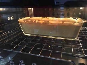 放入烤箱中下层，上下火180度烤40-50分钟左右，烤至表面自然开裂，四周焦黄色。玻璃模具很容易观察上色情况，