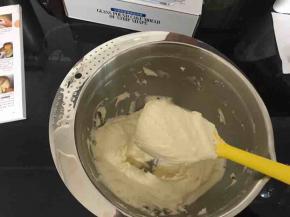 搅拌完成了的面糊有光泽。