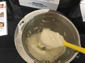 搅拌完成了的面糊有光泽。