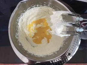 每一次都打发至顺滑奶油状再加入下一次，直到蛋液全部加入。