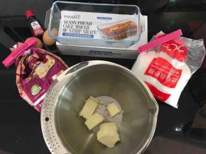 材料大集合。黄油室温软化。磅蛋糕模具无需垫油纸或做其他防粘处理。
烤箱上下火180度预热。