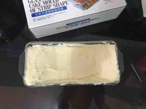 面糊倒入模具，整理成两边抬高中间塌陷的状态。