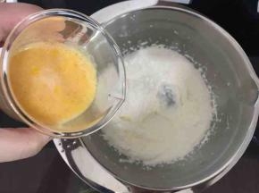 全蛋液分4次加入打发好的黄油。继续高速打发2分钟，每一次都混合均匀再加入下一次。