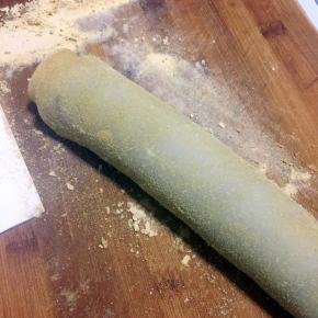 从一端向另一端卷起，再撒上一些炒熟的黄豆面