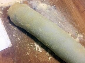 从一端向另一端卷起，再撒上一些炒熟的黄豆面