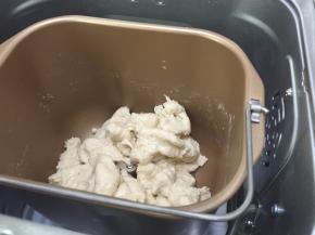 1. 除油之外，所以材料投进面包机桶（东菱T15w）启动和面程序揉至能拉出厚模加入油继续揉面，揉至扩展