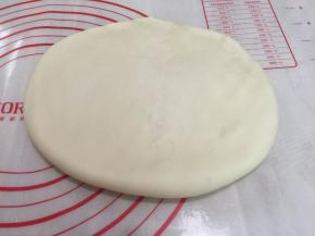 5. 取出面团按压排气，也可用擀面杖排气