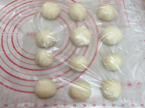 6. 面团分割成6个54克做虫宝宝身体
6个30克的做头部的