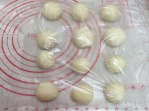 6. 面团分割成6个54克做虫宝宝身体
6个30克的做头部的