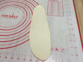 7. 取一个54克的面团擀成椭圆形