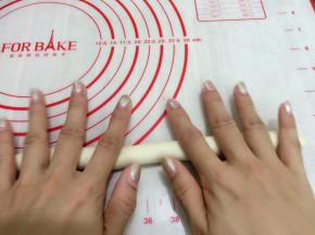 11. 搓成长条
如果在搓的时候有点回缩的话
那么用保鲜膜盖住让它再醒几分钟再搓
搓到你需要的长度就可以了