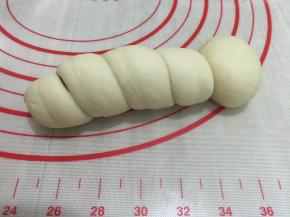 14. 取一个回的小面团粘住任意一端，如图