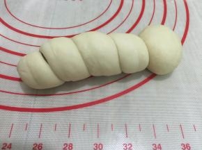 14. 取一个回的小面团粘住任意一端，如图