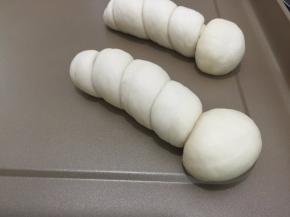 15. 码在烤盘上室温发酵至1.5倍大
（冬天就要放到烤箱调至发酵区发酵至1.5倍大）