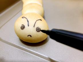 17. 用食用色素笔画出表情，也可以用巧克力溶化之后画表情，一样都是可以的