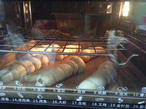 16. 送进预热好的烤箱，上火165度下130度20分钟，烤网上用碗或小模具加少许水，保持湿度