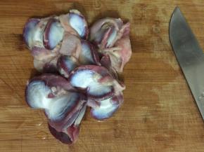 1. 把鸭胗上的油都去掉，洗干净，肠子上的粘液用刀刮一刮