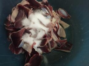 3. 加入3勺盐，抓一抓然后洗干净