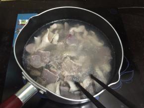 4. 锅里坐水烧开倒入鸭胗焯一下水，大概30秒就可以关火，离炉，把水倒掉