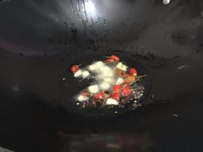 8. 锅里坐油烧热下配料