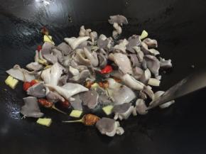 9. 再把鸭胗倒入