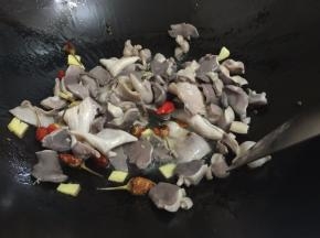 9. 再把鸭胗倒入