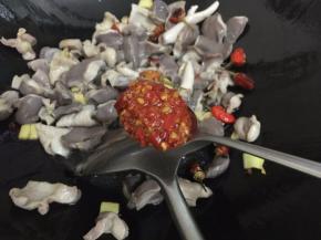 10. 加人辣椒酱翻炒