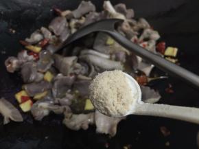 11. 加入1小勺鸡粉翻炒