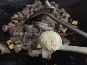 11. 加入1小勺鸡粉翻炒
