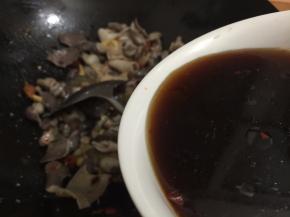 13. 加入调味汁，继续翻炒