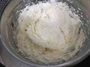 打发好的黄油体积增大一倍，顺滑有光泽，呈奶油状。