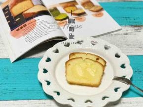 传统磅蛋糕表面要刷糖水。因为我觉得糖份已经很多了，刷上自制的柠檬酱，酸酸甜甜，别有一番风味。