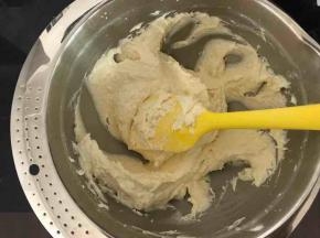 按此方法搅拌30下左右，搅拌至无粉状态，继续搅拌50下左右