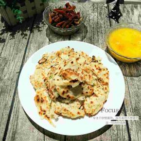 一碗南瓜粥，一叠小菜，一盘酥脆的烫面饼！