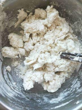 面放在盆中，慢慢加入沸水，用筷子搅拌，