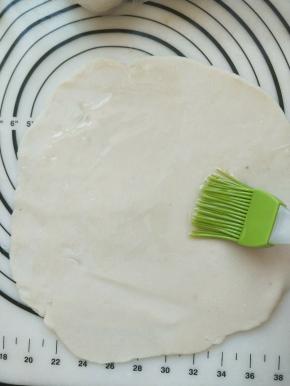 分成四份或者六份，将面擀开上面刷上植物油。