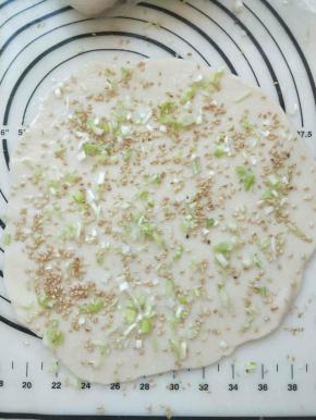 撒上葱花，盐，熟芝麻。