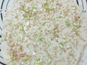 撒上葱花，盐，熟芝麻。